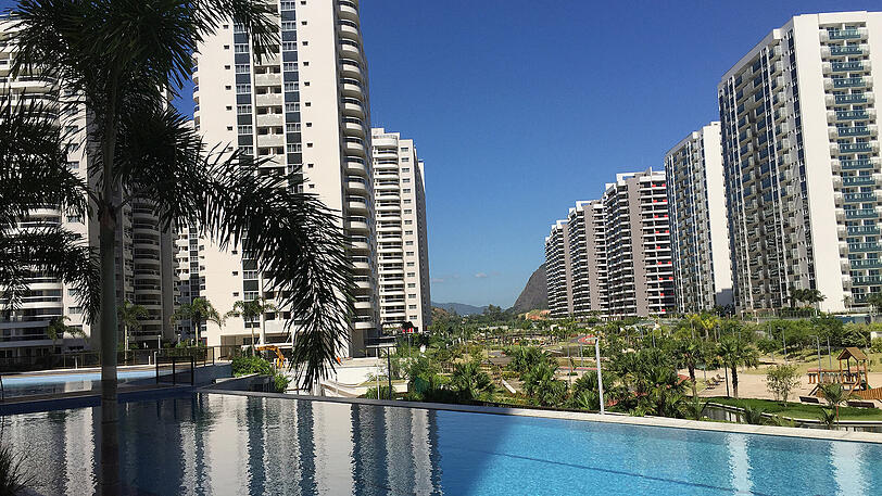 Ein Pool im Olympiadorf von Rio de Janeiro, Brasilien, aufgenommen am 15.02.2017. Hier stehen über 3000 Apartments zum Verkauf, der Verkauf verläuft aber schleppend.