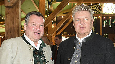 Josef Schmid (links) macht OB Dieter Reiter Konkurrenz und wird im nächsten Jahr in der Fischer Vroni den Schlegel schwingen.