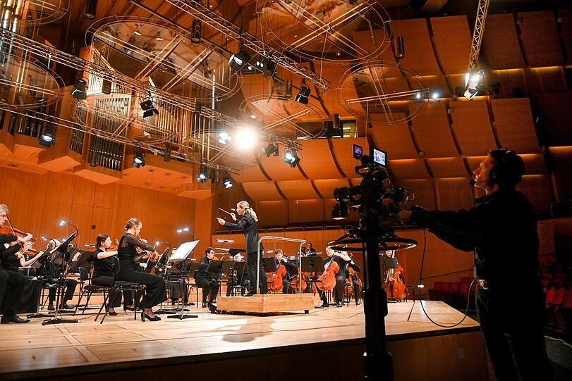 Karina Canellakis dirigiert die Philharmoniker im Gasteig.