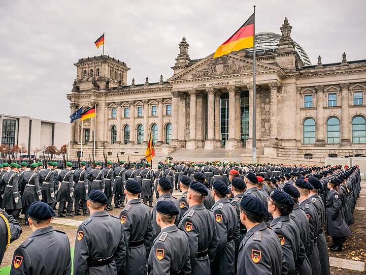Klagen gibt es über die Eignung des Bundeswehr-Nachwuchses. Hier sind Rekrutinnen und Rekruten beim Gelöbnis vor dem Reichstag in Berlin zu sehen.