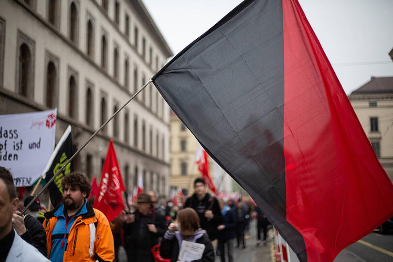 Großer Demozug durch München am Tag der Arbeit. Rund 4.000 Menschen beteiligten sich an der Kundgebung. Die Bilder.