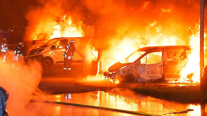 12 Autos eines Dienstleisters in Ottobrunn gehen in Flammen auf. Polizei geht von Brandstiftung aus.