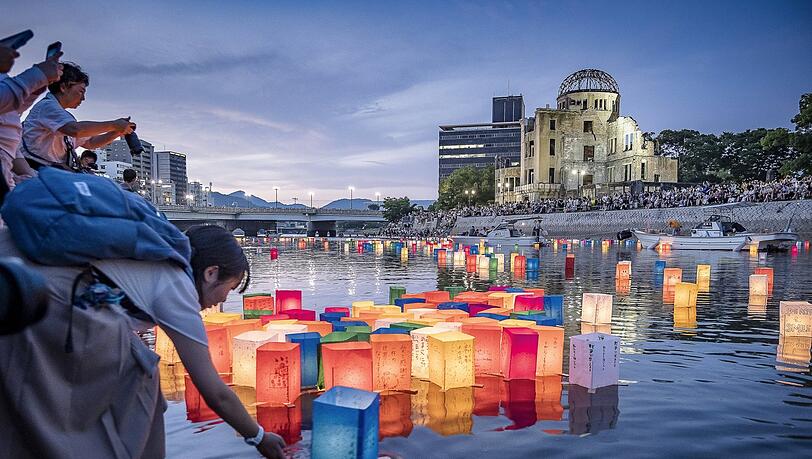Bei der jährlichen Zeremonie am 6. August werden in Hiroshima vor dem Friedensdenkmal Laternen in dem Fluss Motoyasu gesetzt.