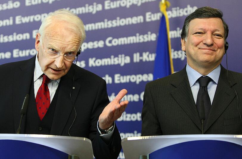 STOIBER UND DIE EU:
Menschen ändern sich. Sogar Edmund Stoiber. Vom Europa-Hasser zum Euro-Fighter! Als bayerischer Ministerpräsident kämpfte er gegen den Euro und gegen Europa. Er machte dem damaligen Kanzler Helmut Kohl und dessen Finanzminister, CSU-Chef Theo Waigel die Hölle heiß. Heute ist Stoiber für EU-Kommissionspräsident Barroso als fanatischer Chef-Entbürokratisierer unterwegs und wird von allen Parteien als glühender Europäer gelobt.