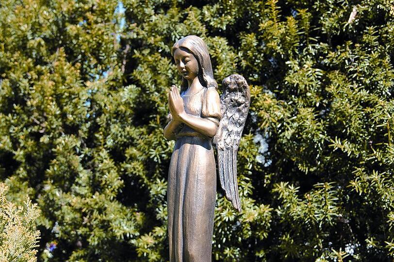 Bronze-golden schimmert dieses Engelsmädchen auf dem Nordfriedhof.