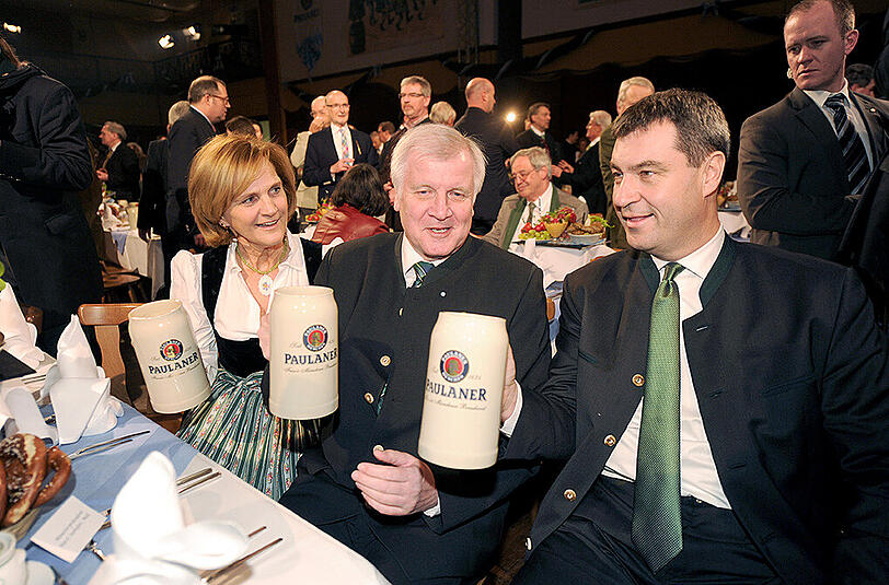 Bayerns Finanzminister Markus Söder (r), Ministerpräsident Horst Seehofer und seine Frau Karin auf dem Nockherberg. Beide Politiker bekamen bei Luise Kinsehers Fastenpredigt ordentlich ihr Fett weg.