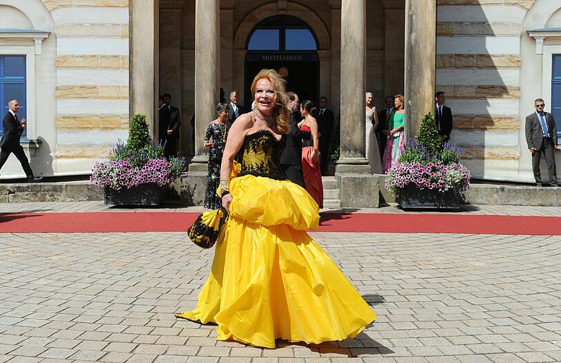 Society-Lady Ulrike Hübner in einer schwarz-gelben Robe.