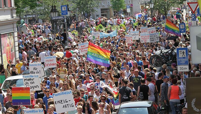 "Vielfalt verdient Respekt. Grenzenlos!" lautet heuer das Motto des Münchner Christopher Street Days. "Vielfalt verdient Respekt. Grenzenlos!" lautet heuer das Motto des Münchner Christopher Street Days.