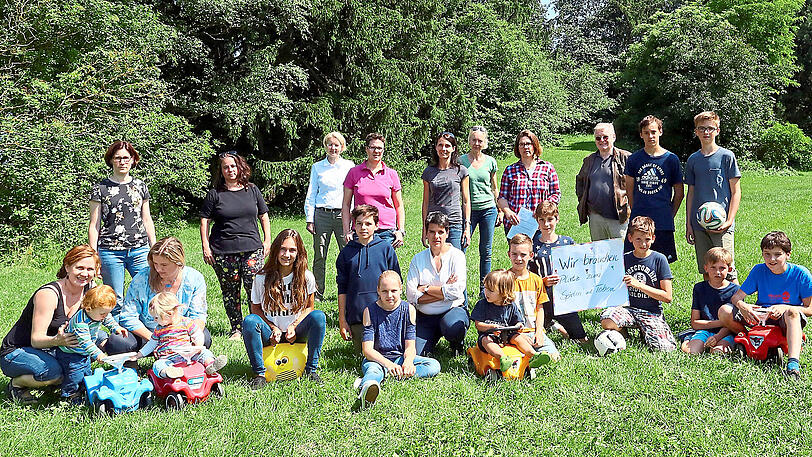 Auf diese Wiese soll eine Kita kommen, doch eine Anwohnerinitiative wehrt sich. Für die Mitglieder und ihre Kinder ist die Wiese die einzige grüne Freifläche im Viertel. Viele kommen mehrmals die Woche her, um zu spielen und Freunde zu treffen.