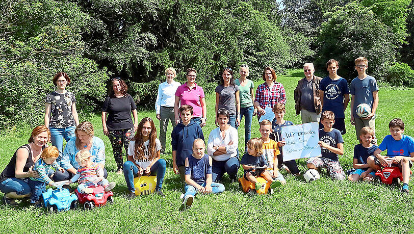 Auf diese Wiese soll eine Kita kommen, doch eine Anwohnerinitiative wehrt sich. Für die Mitglieder und ihre Kinder ist die Wiese die einzige grüne Freifläche im Viertel. Viele kommen mehrmals die Woche her, um zu spielen und Freunde zu treffen. Auf diese Wiese soll eine Kita kommen, doch eine Anwohnerinitiative wehrt sich. Für die Mitglieder und ihre Kinder ist die Wiese die einzige grüne Freifläche im Viertel. Viele kommen mehrmals die Woche her, um zu spielen und Freunde zu treffen.