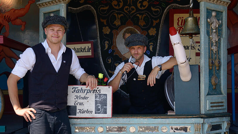 So kennen Volksfest- und OideWiesn-Besucher Berni Schiedeck (r): als Rekommandeur am Mikro in der Hexenschaukel.