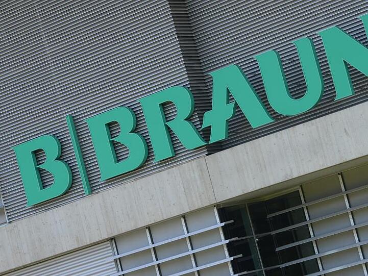 Das Logo des Medizintechnik-Herstellers B. Braun. Foto: Uwe Zucchi/dpa/Archivbild
