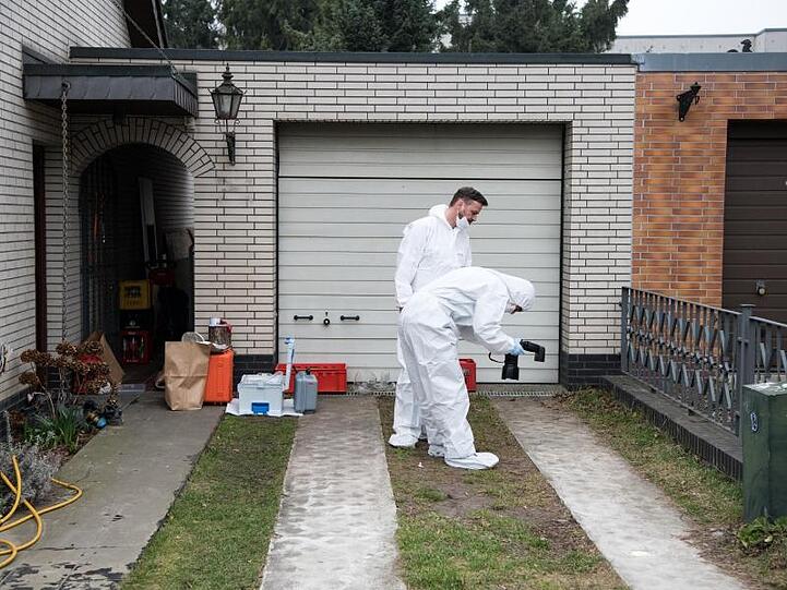 Kriminaltechniker untersuchen das Haus und den Garten der Schwester der verschwundenen 15-jährigen Rebecca.