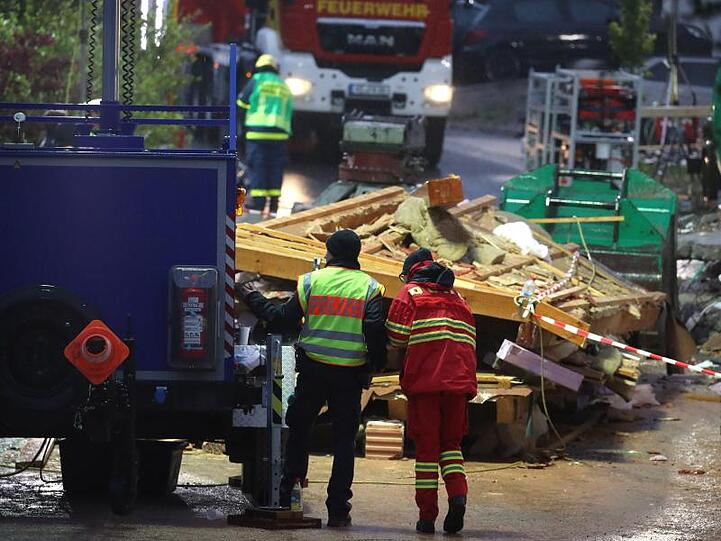 Nach der Räumung von Resten des Daches mit schwerem Gerät mussten sich die Helfer mit den Händen weiter vorarbeiten.