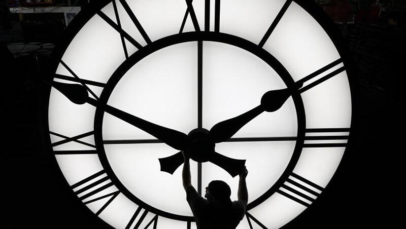 In der Nacht von Samstag auf Sonntag werden die Uhren wieder auf Sommerzeit, also eine Stunde vor, gestellt. (Symbolbild)