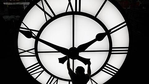 In der Nacht von Samstag auf Sonntag werden die Uhren wieder auf Sommerzeit, also eine Stunde vor, gestellt. (Symbolbild)