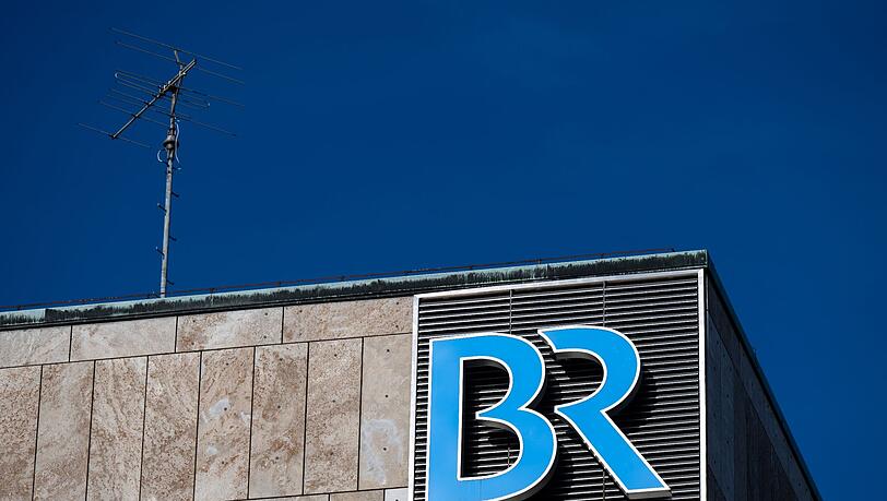 Das Logo des Bayerischen Rundfunks am Funkhaus in München.