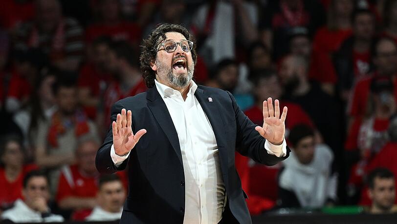 Bayerns Trainer Andrea Trinchieri gestikuliert an der Seitenlinie.