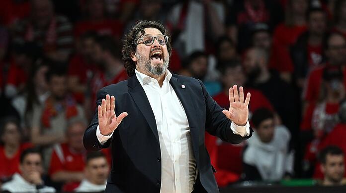 Bayerns Trainer Andrea Trinchieri gestikuliert an der Seitenlinie.