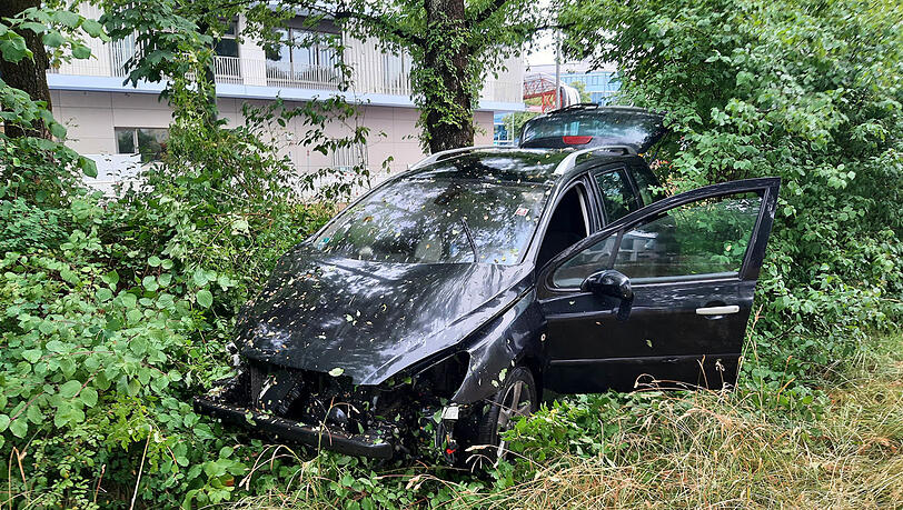 Unfall vom 2. Juli. Im Hintergrund: das neue Grundschulgebäude.