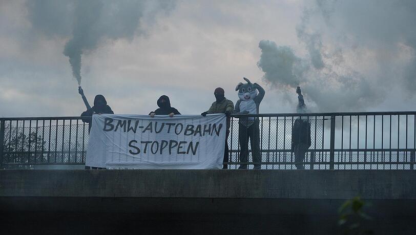 Hasenbergl und Feldmoching sind bereits überlastet. " Wie sehr können
Planer*innen einen Stadtteil hassen?", fragen die Demonstranten. Hasenbergl und Feldmoching sind bereits überlastet. " Wie sehr können
Planer*innen einen Stadtteil hassen?", fragen die Demonstranten.