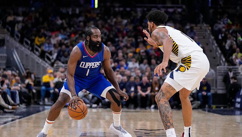 Clippers-Guard James Harden (l) in Aktion gegen Pacers-Forward Obi Toppin.