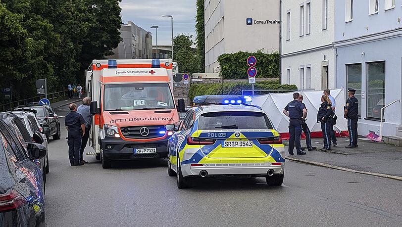 Ein Auto ist in Passau in eine Menschengruppe gefahren.