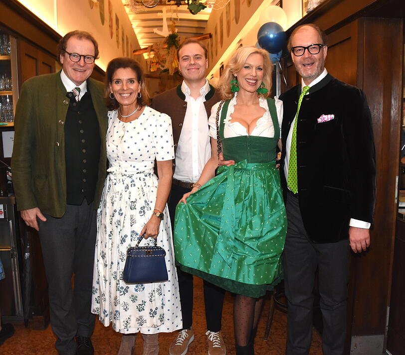 Echte Stammgäste beim Aschermittwochs-Fischessen im Franziskaner: Franz Georg Strauß und Frau Birgit (v.l.) und Modehaus-Chef Max Dietl mit Frau Inge und Sohn Max (Mitte).