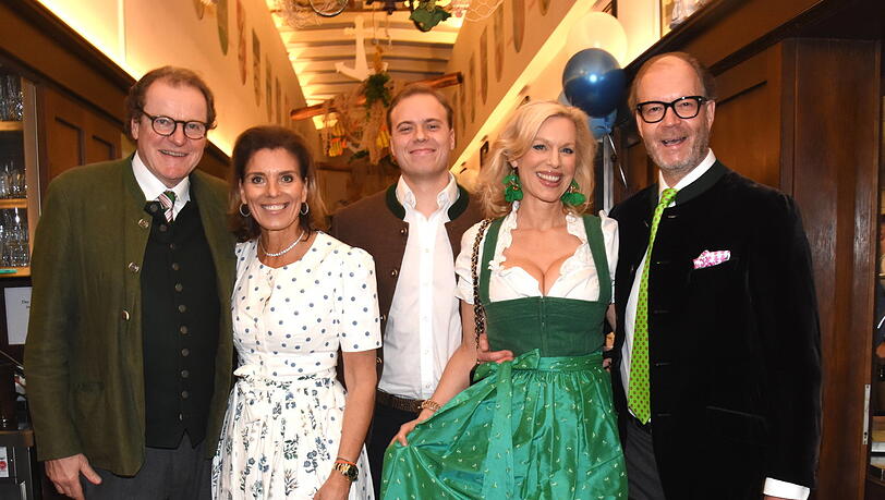 Echte Stammg&auml;ste beim Aschermittwochs-Fischessen im Franziskaner: Franz Georg Strau&szlig; und Frau Birgit (v.l.) und Modehaus-Chef Max Dietl mit Frau Inge und Sohn Max (Mitte).