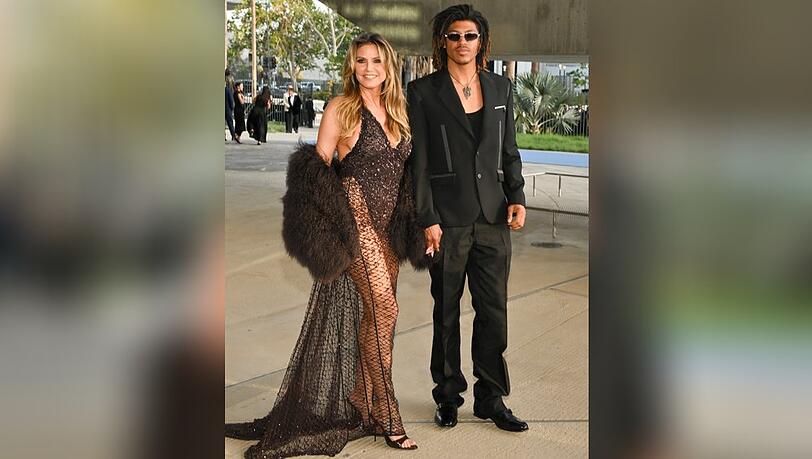 Heidi Klum strahlt mit ihrem Sohn Henry in die Kamera.