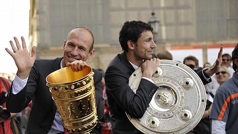 Mark van Bommel mit der Meisterschale
