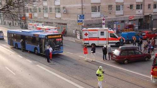 Leonrodstraße: Eine Frau krachte in einen Linienbus. Dabei wurden 11 Menschen verletzt Leonrodstraße: Eine Frau krachte in einen Linienbus. Dabei wurden 11 Menschen verletzt