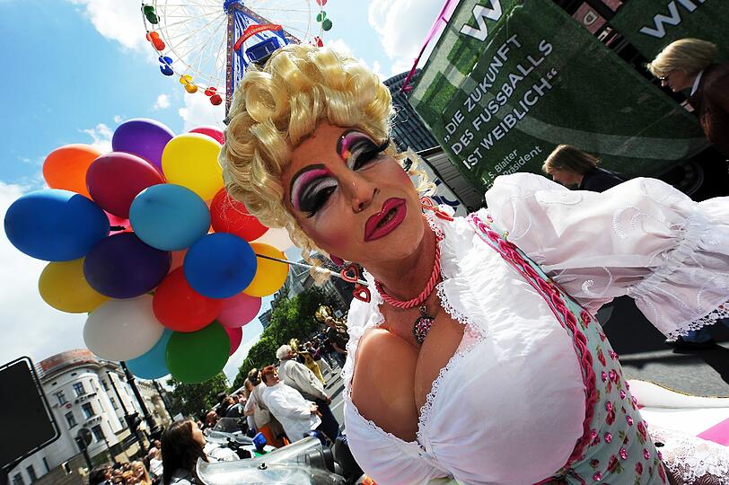 Fantasievoll bekleidet feiern am Samstag die Teilnehmer auf der Parade zum Christopher Street Day (CSD) in Berlin.