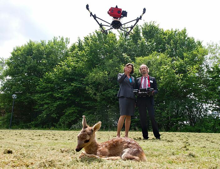 Ministerin Ilse Aigner und Ingenieur Martin Israel mit der Erfindung und einem Kunst-Kitz.