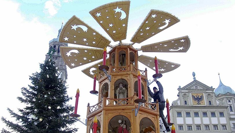 Der erste große Weihnachtsmarkt lädt ein: Augsburgs Christkindlesmarkt. Der erste große Weihnachtsmarkt lädt ein: Augsburgs Christkindlesmarkt.