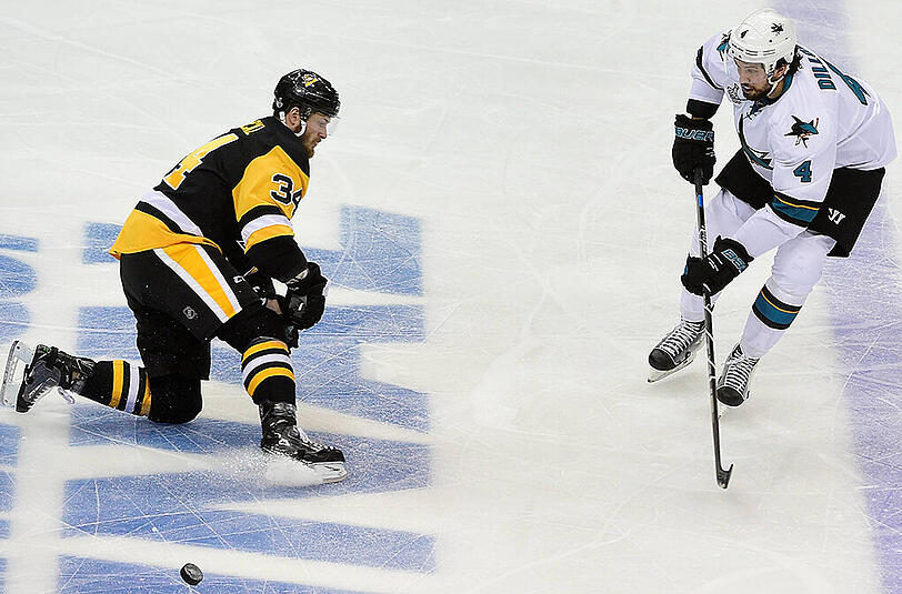 Pittsburghs Tom Kühnhackl (rechts) versucht Brenden Dillon von den San Jose Sharks zu blocken.