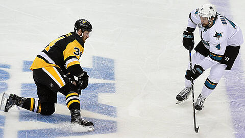 Pittsburghs Tom Kühnhackl (rechts) versucht Brenden Dillon von den San Jose Sharks zu blocken.