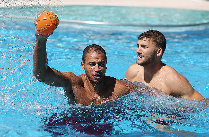 Für Abkühlung ist auf jeden Fall gesorgt - egal ob beim Wasserball oder der Gymnastik.