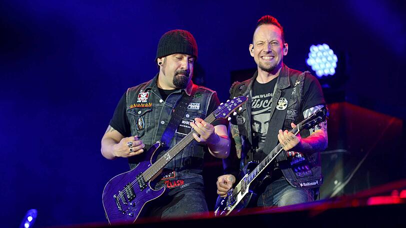 Haben die Olympiahalle im Griff: Frontmann Michael Schon Poulsen (r) und Gitarrist Rob Caggiano.