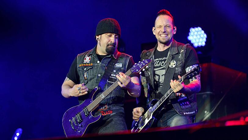 Haben die Olympiahalle im Griff: Frontmann Michael Schon Poulsen (r) und Gitarrist Rob Caggiano.