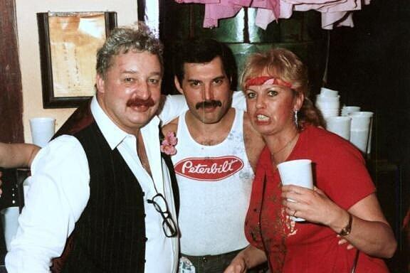 Queen-Sänger Freddie Mercury mit Barbara Valentin und Gast in der "Eiche".