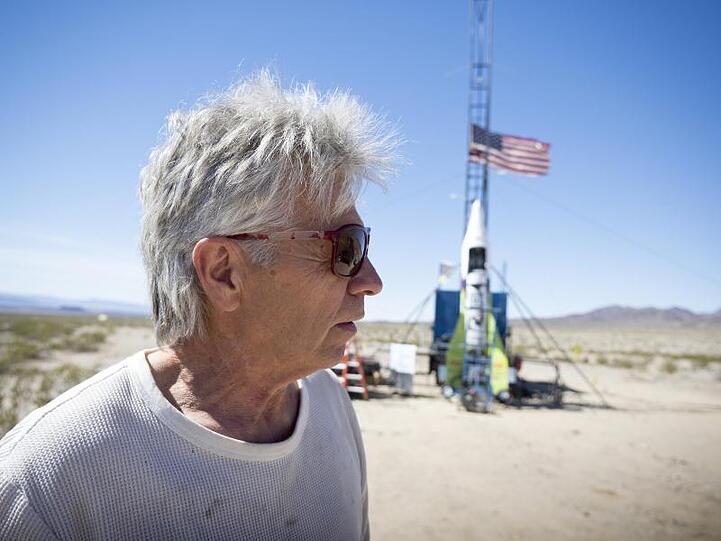 Der US-Amerikaner Mike Huges, "Mad Mike", steht vor einem selbstgebauten Flugkörper. Er soll US-Medienberichten zufolge bei einem Flug mit einer selbstgebastelten Rakete ums Leben gekommen sein.