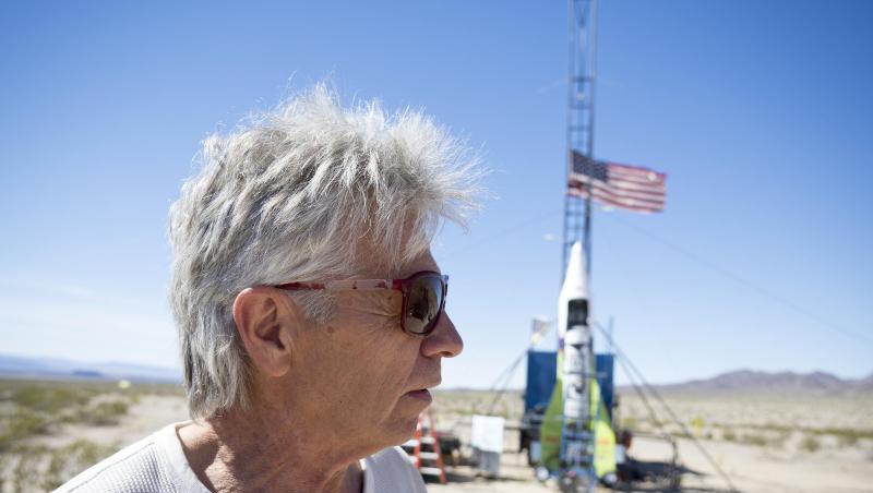Der US-Amerikaner Mike Huges, "Mad Mike", steht vor einem selbstgebauten Flugkörper. Er soll US-Medienberichten zufolge bei einem Flug mit einer selbstgebastelten Rakete ums Leben gekommen sein. Der US-Amerikaner Mike Huges, "Mad Mike", steht vor einem selbstgebauten Flugkörper. Er soll US-Medienberichten zufolge bei einem Flug mit einer selbstgebastelten Rakete ums Leben gekommen sein.