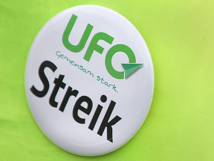 ein "Ufo"-Button an einer Uniform. Foto: Oliver Berg/dpa