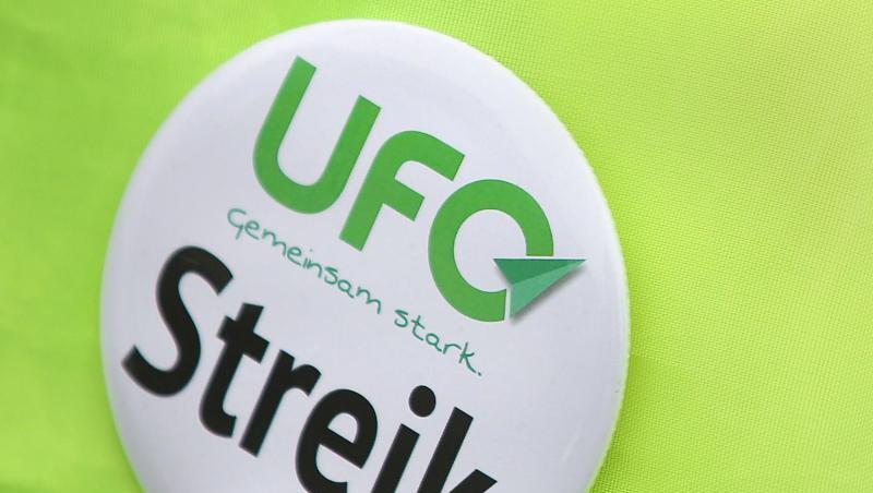 ein "Ufo"-Button an einer Uniform. Foto: Oliver Berg/dpa ein "Ufo"-Button an einer Uniform. Foto: Oliver Berg/dpa