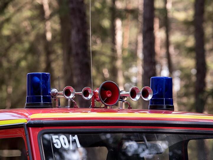 Ein Feuerwehrauto mit Martinshorn auf dem Dach. Foto: Sven Hoppe/Archiv
