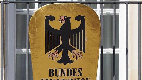Ein Schild verweist auf den Bundesfinanzhof in München. Foto: Carsten Hoefer/dpa/Archivbild