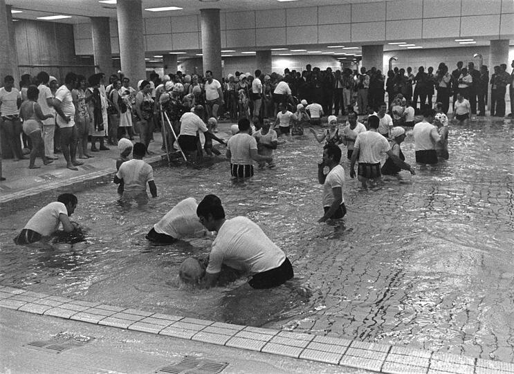 Was läuft denn hier ab? Eine Massen-Taufe. 1973 haben sich im Olympiabad 1733 Zeugen Jehovas taufen lassen. In den Tagen zuvor und danach hielten sie ihren Kongress "Göttlicher Sieg" ab, füllten das Olympiastadion zweimal mit gut 70 000 Menschen. "Und nirgendwo lag Abfall", so die AZ damals.