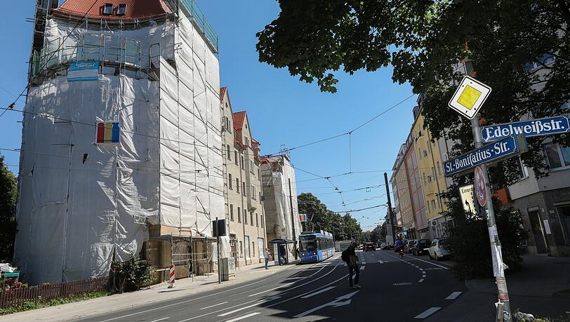Das Eckhaus ist gerade noch eingerüstet. Es wird saniert. Die alten Mieter sind alle nicht mehr dort. Das Eckhaus ist gerade noch eingerüstet. Es wird saniert. Die alten Mieter sind alle nicht mehr dort.