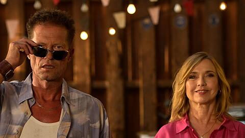 Til Schweiger und Tina Ruland in "Manta Manta - Zwoter Teil".